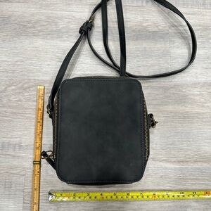 Universal Thread Black Crossbody Bag